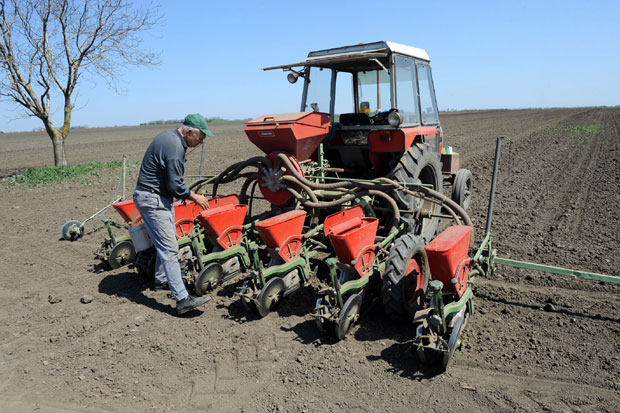 Посеју, па њиву оперу од отрова